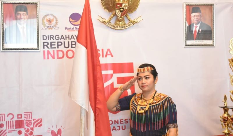 Cermin Keberagaman Eva Stevany Kenakan Baju Adat Toraja