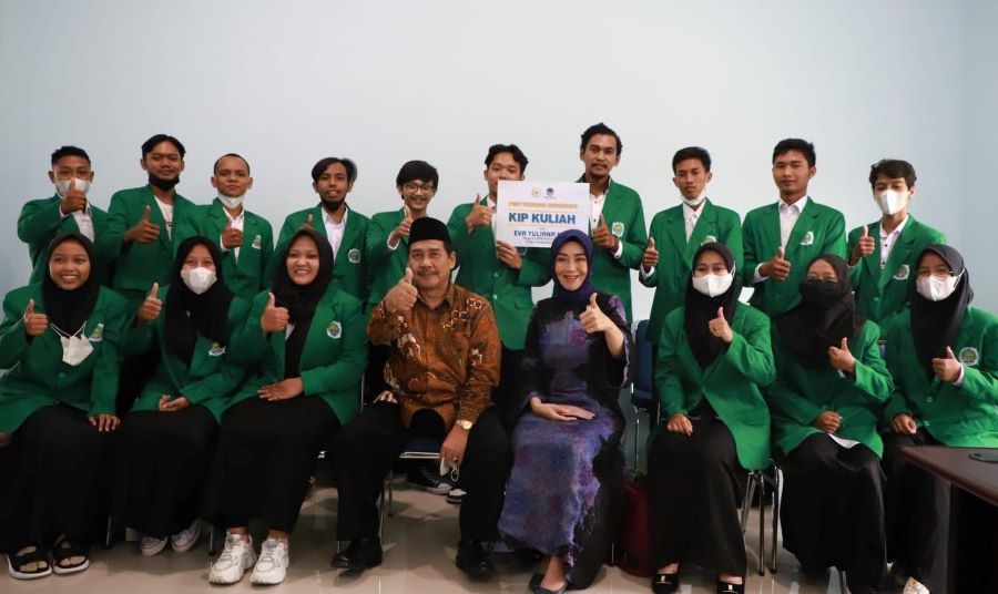 Eva Yuliana Salurkan KIP Kuliah ke Mahasiswa UNU Surakarta