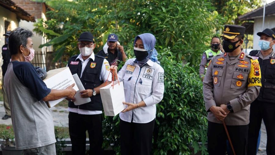 Eva Bagikan Sembako, Vitamin untuk Warga Isoman