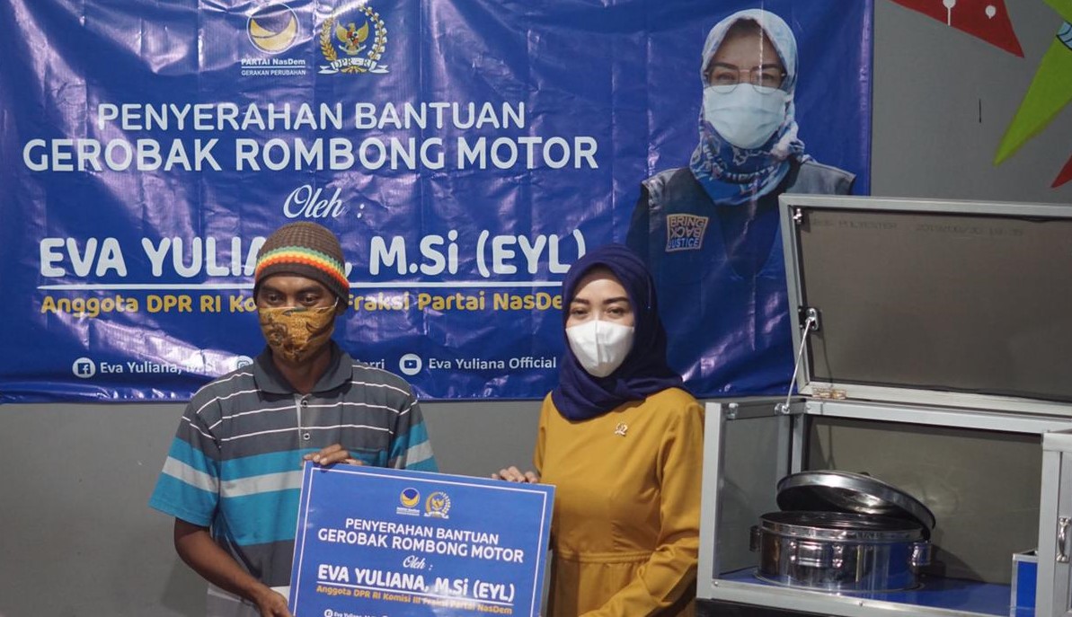 Eva Yuliana Salurkan 41 Gerobak Motor