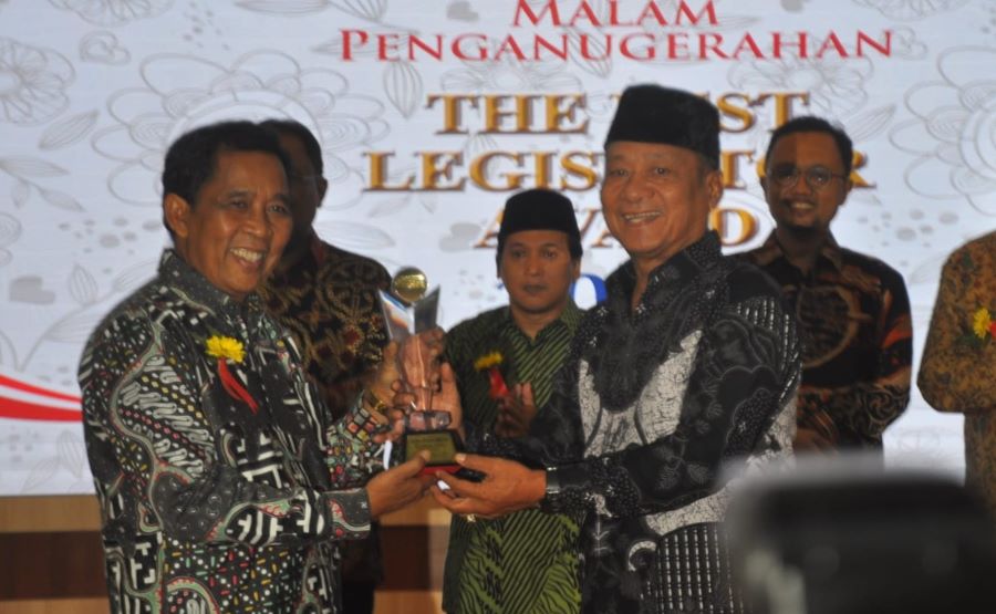 Fadholi Terima The Best Legislator Award 2023