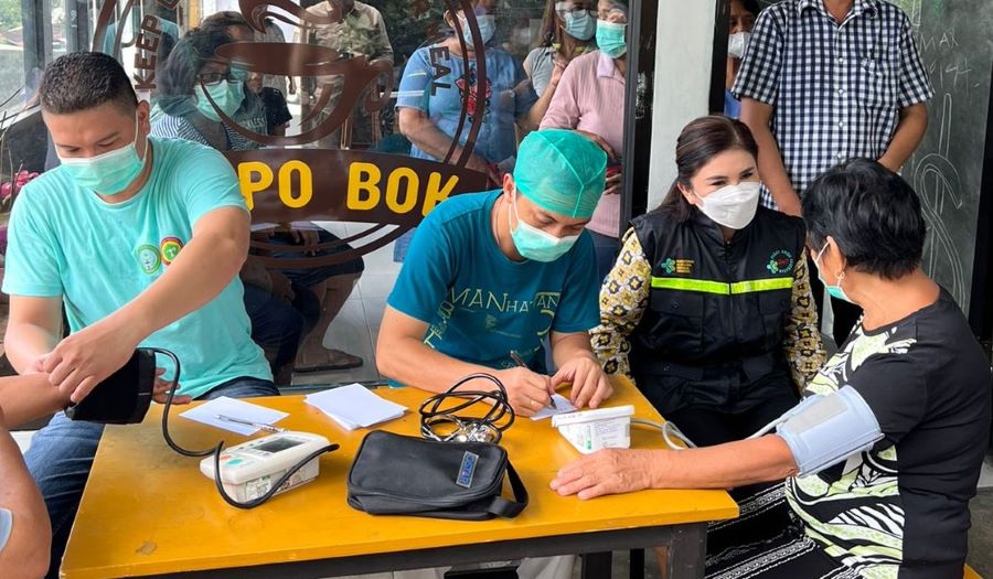 Felly Salurkan Bantuan dan Buka Posko Kesehatan Korban Banjir Manado