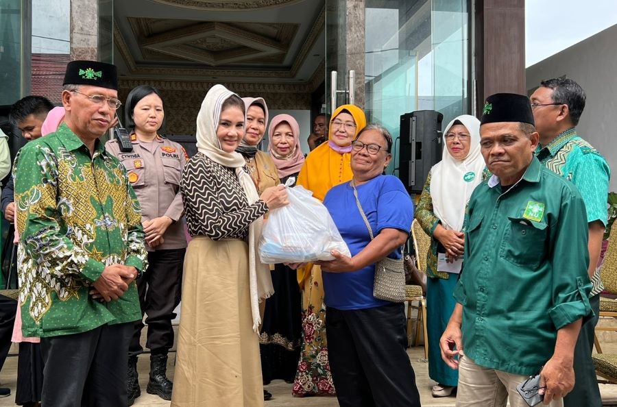 Felly Runtuwene Bantu Nahdliyin Korban Banjir di Manado