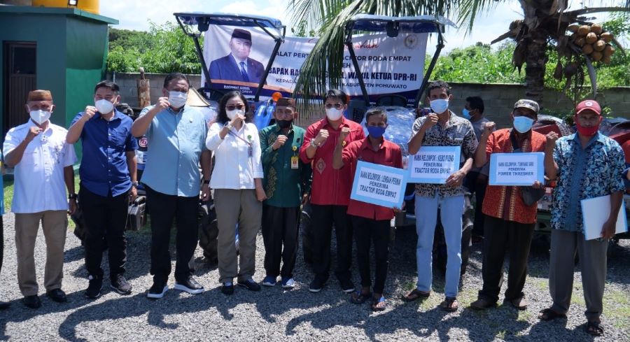 Gobel Serahkan Alsintan untuk Petani Pohuwato