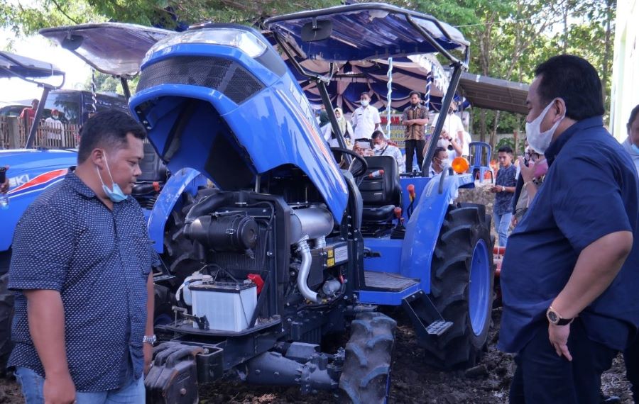 Gobel Serahkan Alsintan untuk Petani Gorontalo Utara