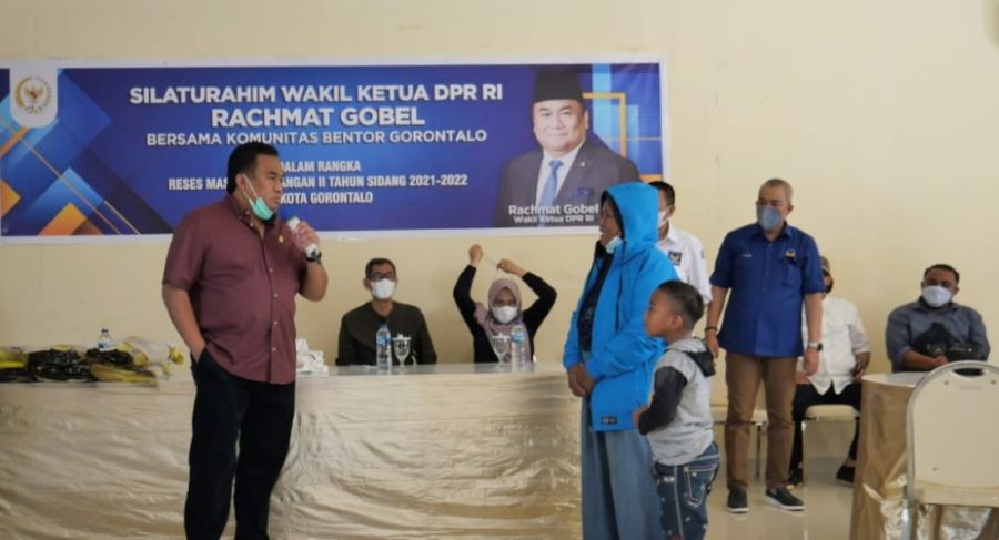 Gobel Bagikan Jaket untuk Pengemudi Bentor Gorontalo