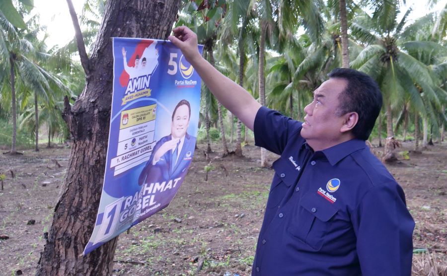 Gobel Copoti Poster Dirinya Yang Dipaku di Pohon