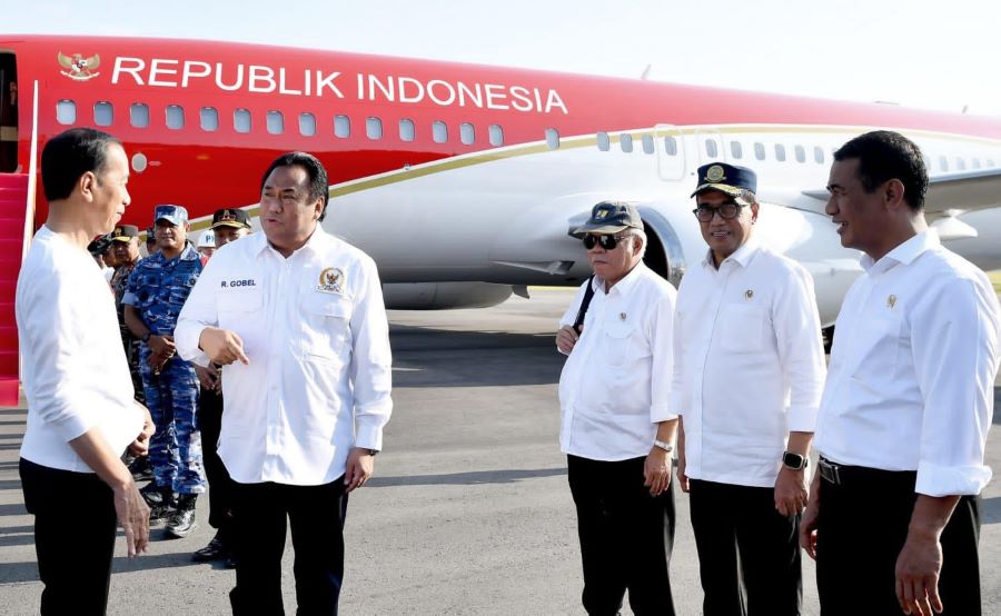 Presiden Jokowi Berbincang Akrab dengan Gobel saat Tiba di Gorontalo