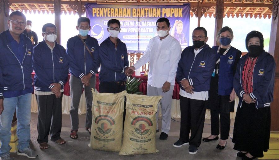NasDem Salurkan 5 Ton Pupuk untuk Petani Madiun