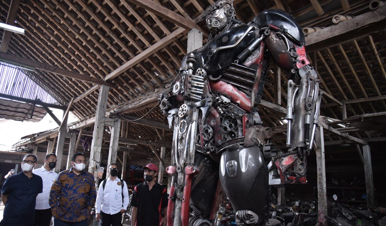 Gobel Beli Sejumlah Robot Karya Seniman Bantul