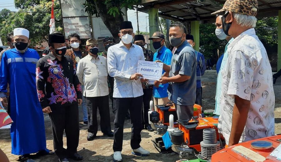 Hasan Serahkan Alsintan untuk Gapoktan di Probolinggo