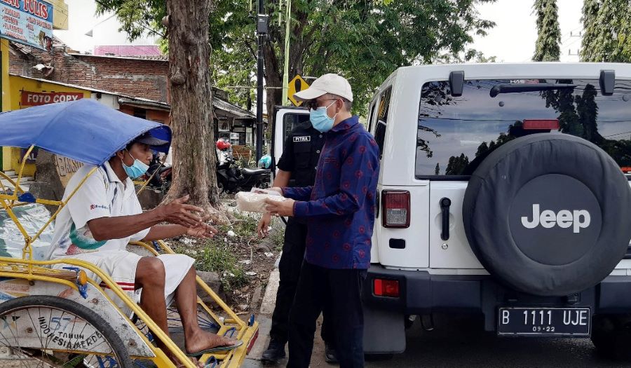 Hasan Aminuddin Isi Waktu dengan Membagikan Beras