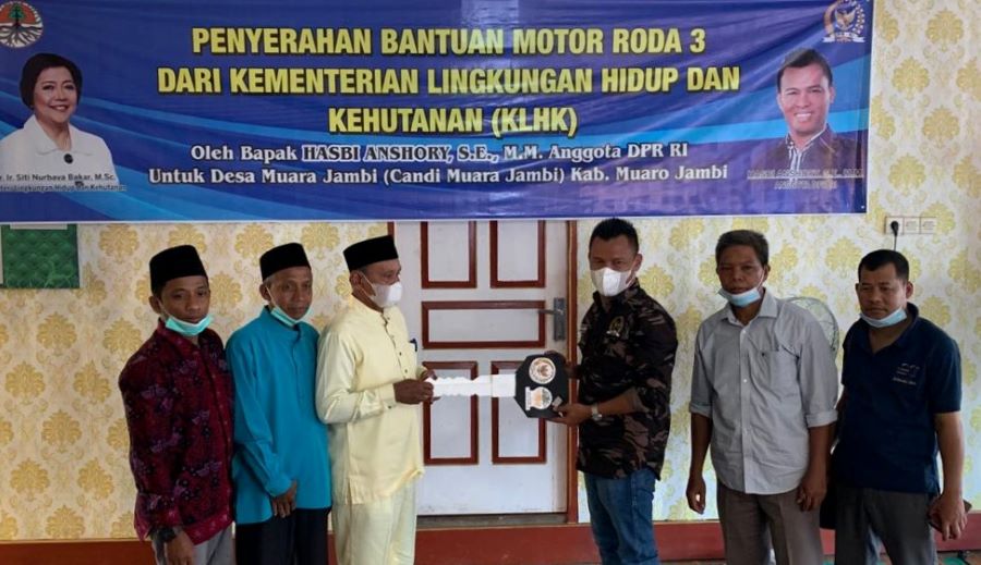 Hasbi Serahkan Bantuan Motor Roda Tiga untuk Candi Muaro Jambi