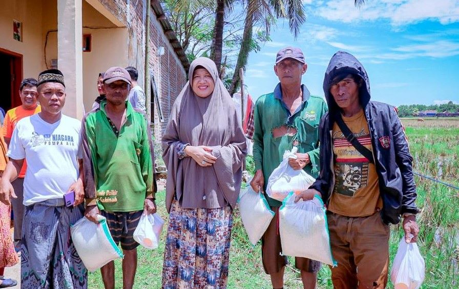 Hasnah Syam  Bagi Bantuan Sembako di Maros