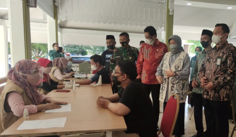 Hasnah Syam Serahkan 4000 Vaksin Covid 19 untuk Barru