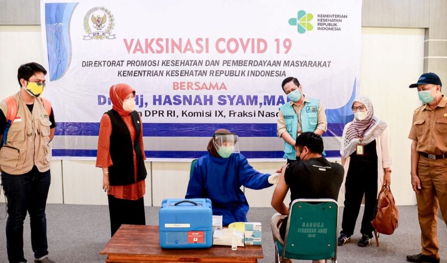 Hasnah Salurkan 1.000 Dosis Vaksin Covid-19 di Barru