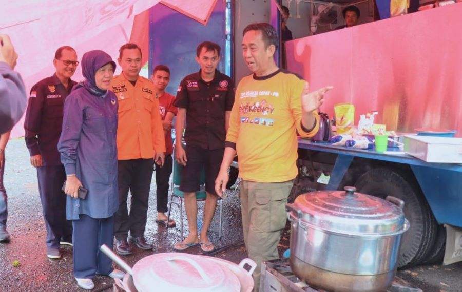 Hasnah Syam Bawa Langsung Bantuan untuk Dapur Umum Banjir Barru