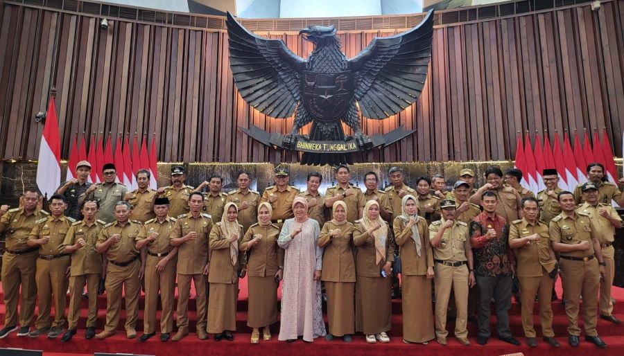Hasnah Syam Terima 78 Kades Kabupaten Barru