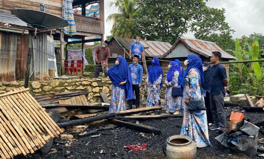 Hasnah Syam Bantu Korban Kebakaran Barru