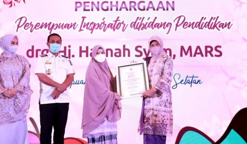 Hasnah Syam Terima Penghargaan Perempuan Inspirator Sulsel