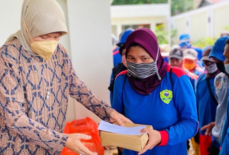 Hasnah Bagikan Bantuan untuk 200 Petugas Kebersihan Barru