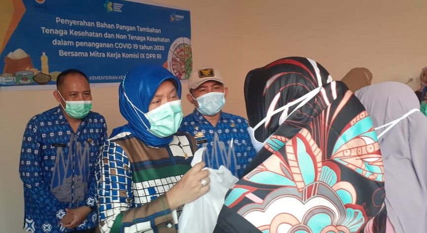 Hasnah Syam Salurkan Bantuan Asupan Gizi Tambahan