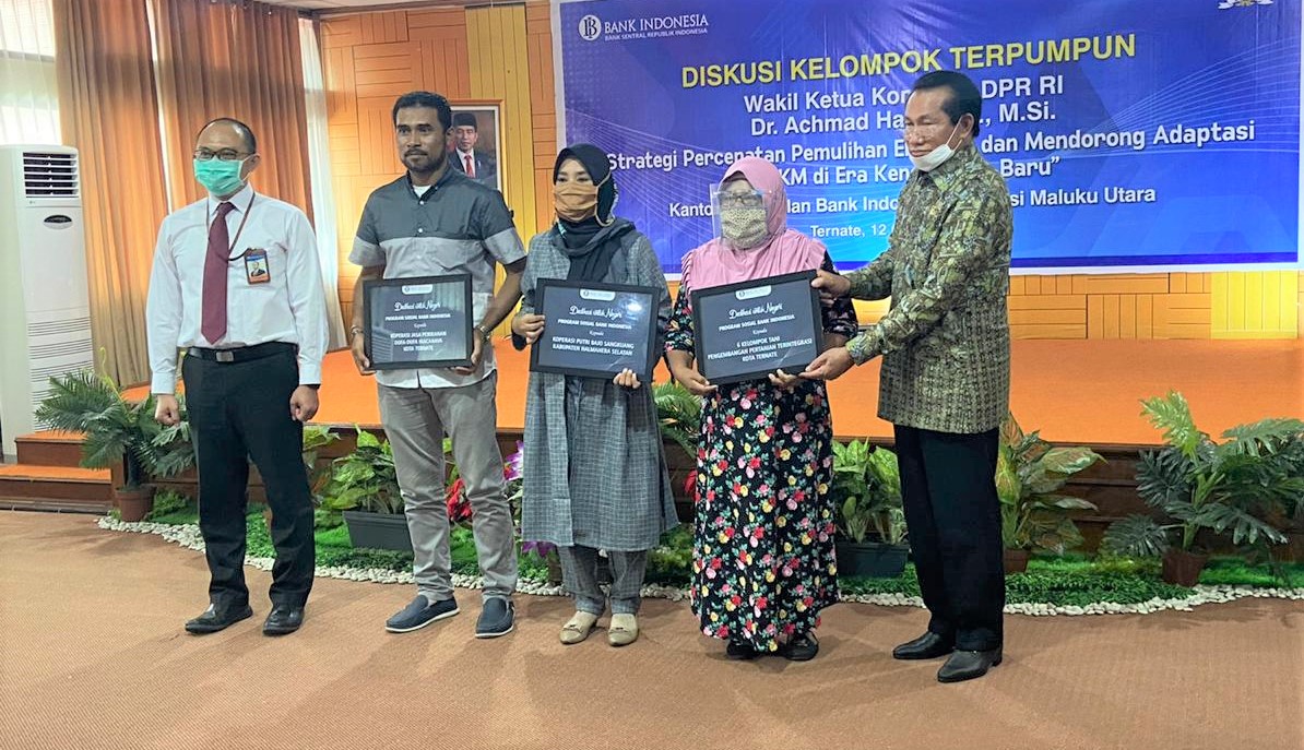 Hatari Serahkan Bantuan bagi Pelaku UKM IKM Maluku Utara