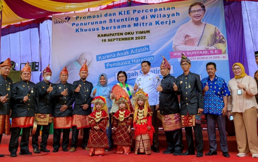 Irma Suryani Terima Gelar Adat Ratu Pujian Warga