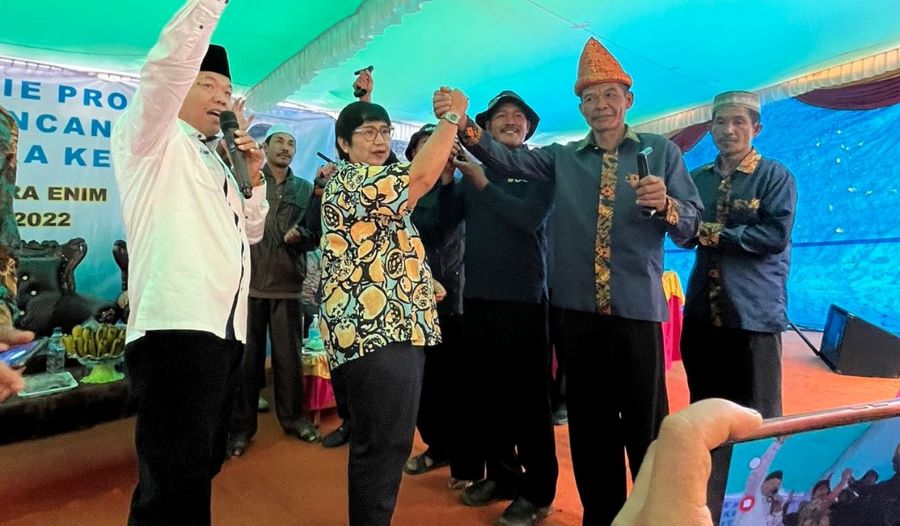 Irma Bagikan Lima Unit Traktor untuk Kelompok Tani Muara Enim