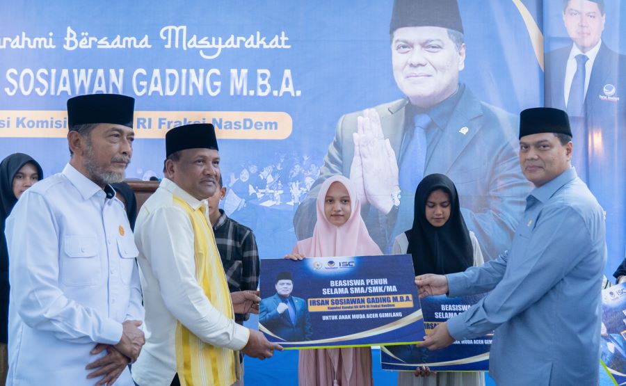 Irsan Rogoh Kocek Pribadi Beri Beasiswa 30 Anak Muda Aceh
