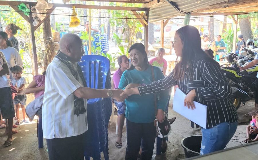Jacki Uly Beri Bantuan Kursi untuk Posyandu di Kupang