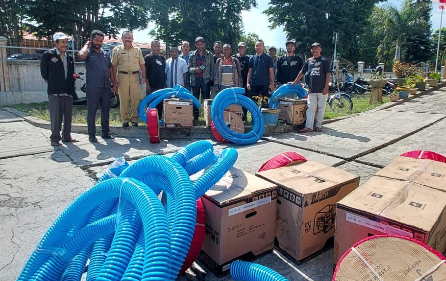 Julie Sutrisno Bagikan Alsintan kepada 44 Kelompok Tani di Ngada