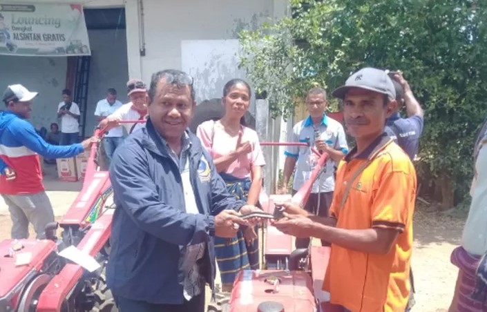 Julie Sutrisno Serahkan Bantuan Alsintan kepada Petani Lembata