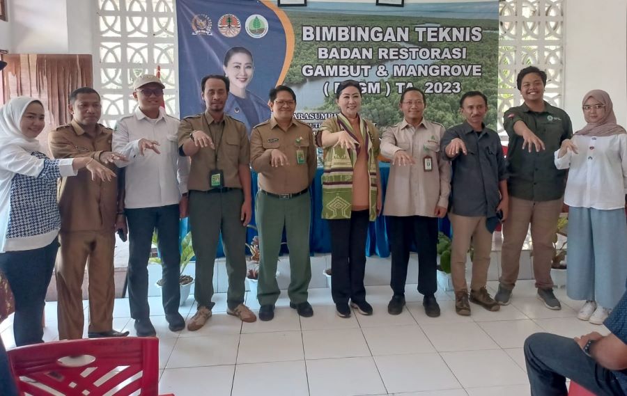 Julie Sutrisno Gelar Sosialisasi Restorasi Mangrove dan Gambut