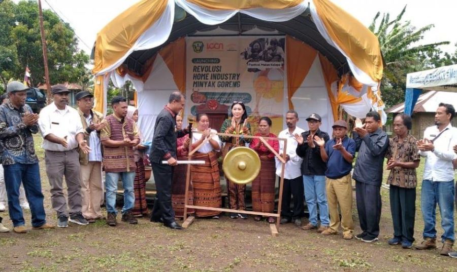 Julie Sutrisno Dorong Industri Minyak Kelapa di Flores Timur