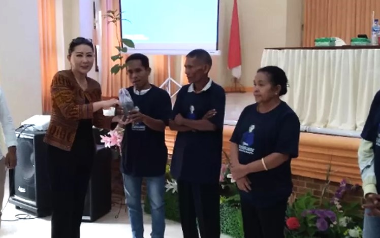 Julie Sutrisno Ajak Masyarakat NTT Jaga Lingkungan Hidup