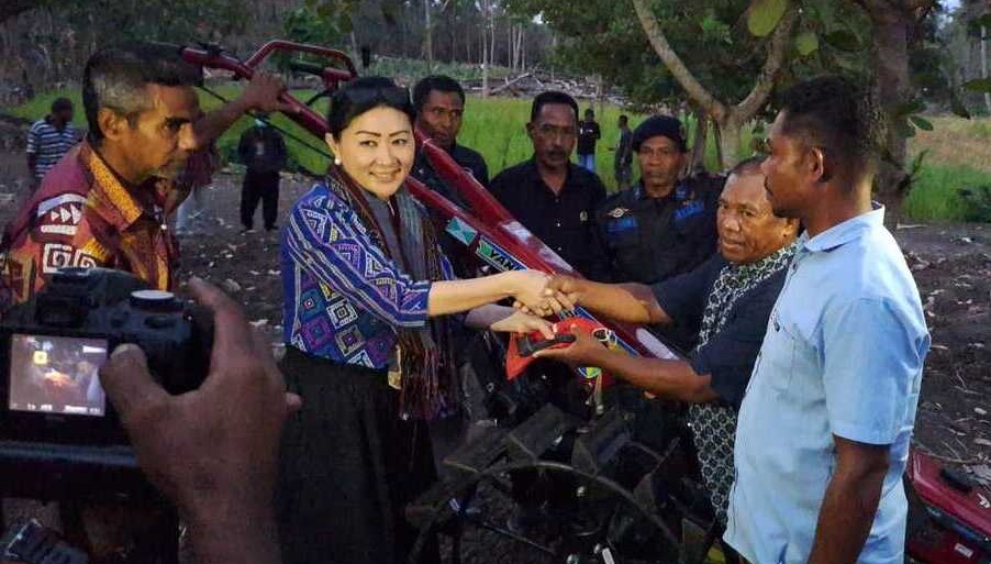 Julie Berikan Motor Roda Tiga dan Ayam Petelur untuk Pemuda Flotim