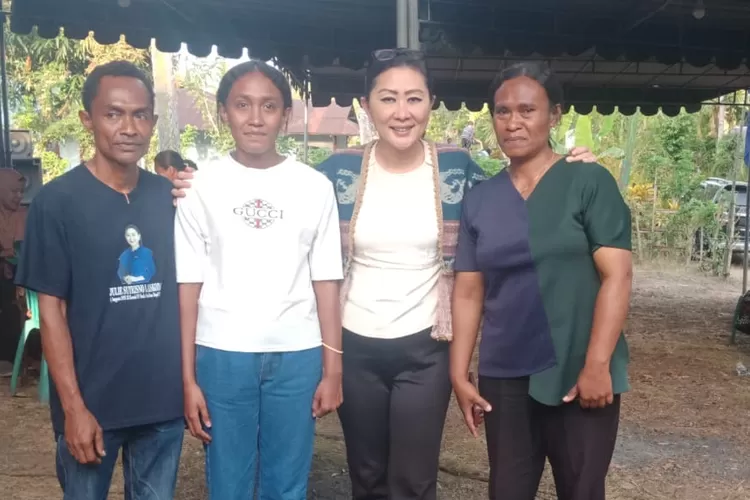 Julie Sutrisno Beri Beasiswa Kuliah untuk Remaja Sikka