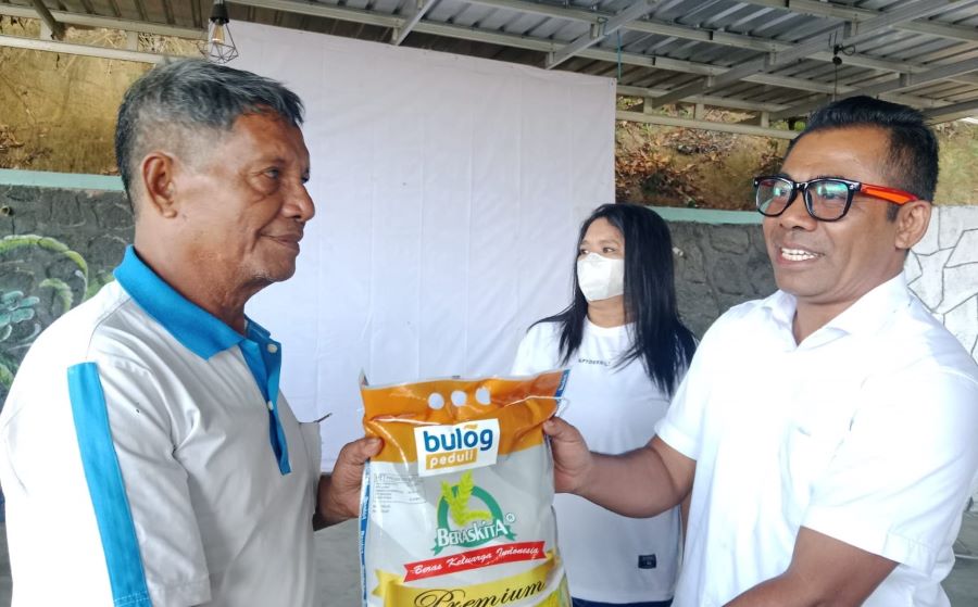 Julie Laiskodat Salurkan Bantuan Beras ke 500 KK Di Ende