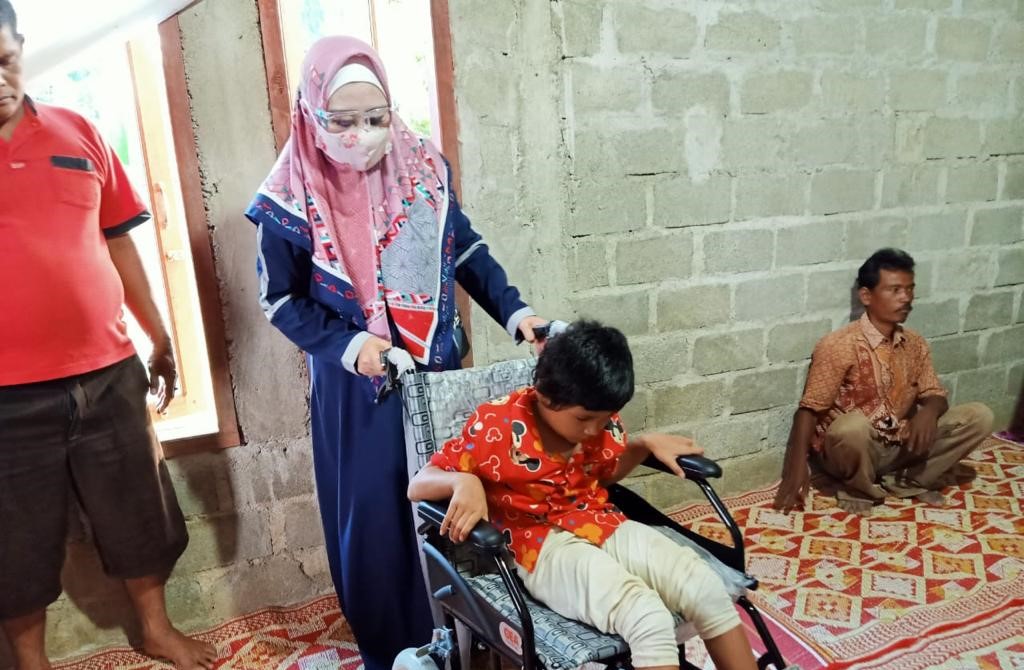 Peringati HDI, Lisda Salurkan 171 Kursi Roda di Pesisir Selatan