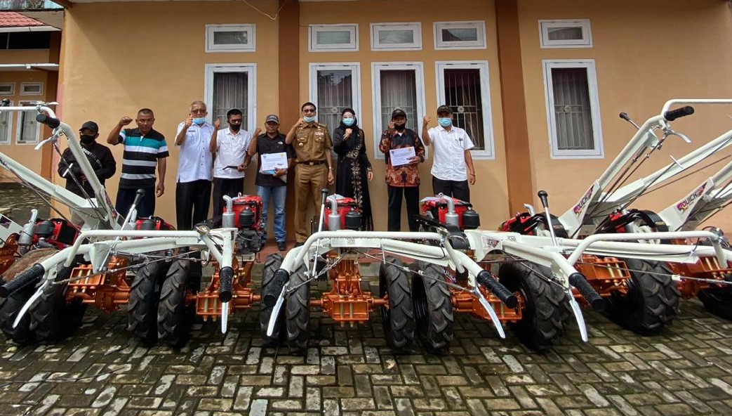 Lisda Serahkan 8 Unit Alsintan untuk Petani Pesisir Selatan