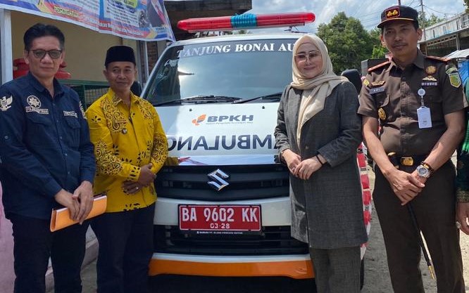 Lisda Serahkan Bantuan Ambulans untuk Warga Sijunjung