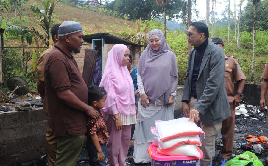 Lisda Serahkan Bantuan kepada Korban Kebakaran di Siguntur