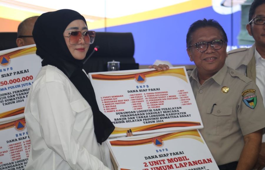 Lisda Salurkan Bantuan Bencana Pessel dari BNPB