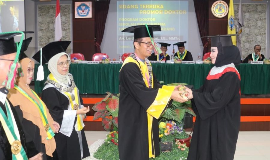 Lisda Hendrajoni Sah Sandang Gelar Doktor Bidang Ilmu Pendidikan