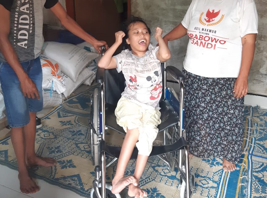 Lisda Bantu Kursi Roda untuk Ises