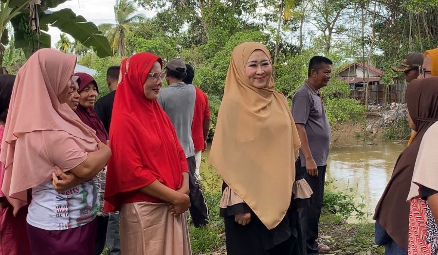 Lisda Tinjau Jembatan Rusak dan Beri Bantuan Kursi Roda di Pesisir Selatan