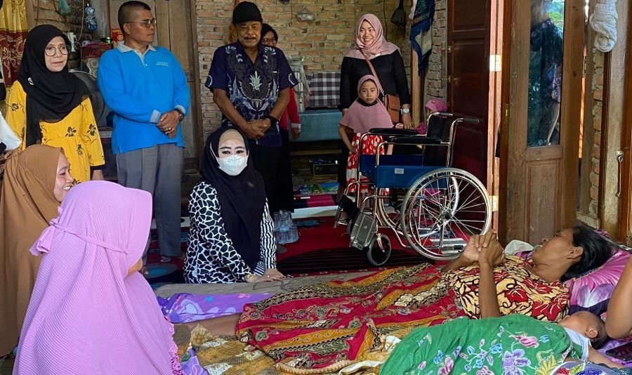 Lisda Beri Bantuan Kursi Roda untuk Armiati