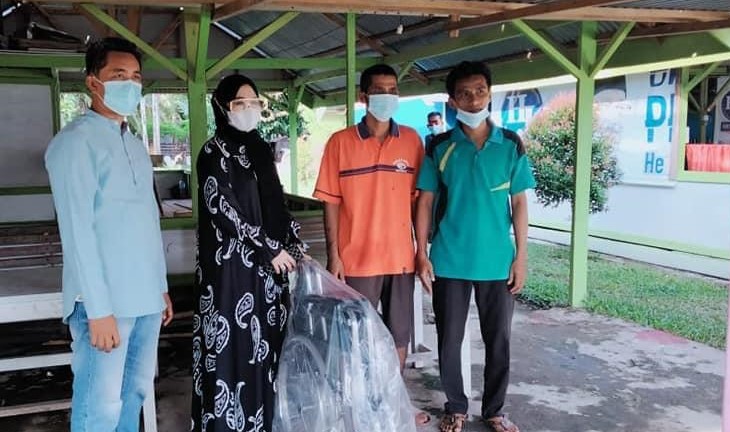 Lisda Serahkan Bantuan Kursi Roda untuk Lansia