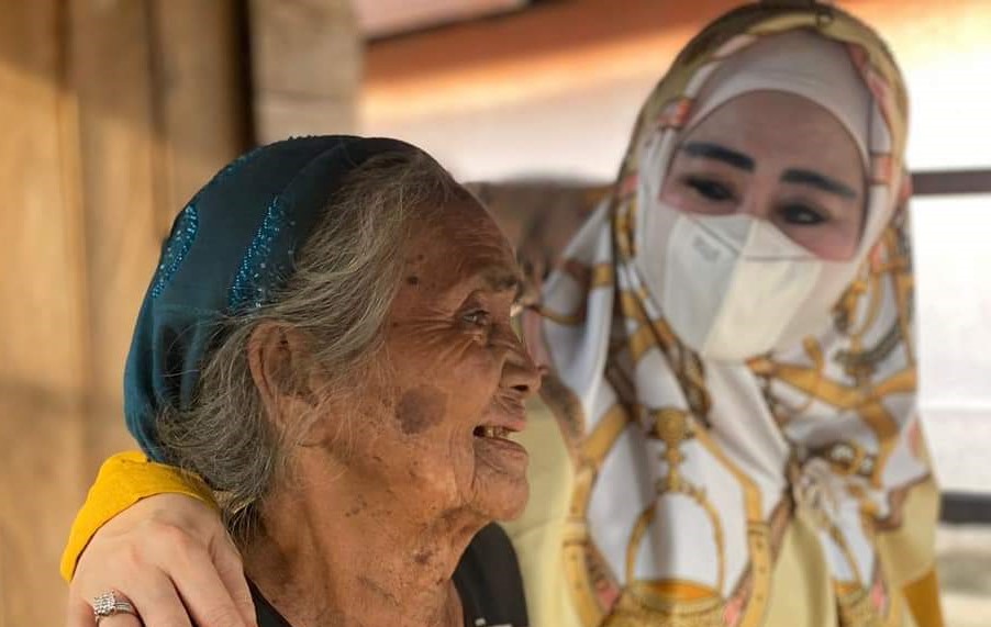 Lisda Bagikan 1.000 Paket Bantuan kepada Lansia di Sumbar